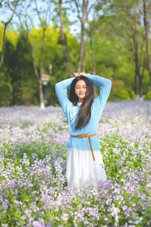 ​女生户外拍照单人照,这8个动作很上镜,时尚好看有气质