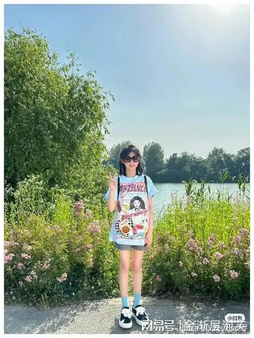 陆毅老婆鲍蕾晒一家四口旅游照,两个女儿大长腿吸睛,全家高颜值