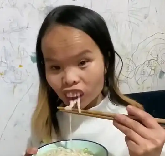 江西女子"一丑成名",靠奇特长相圈粉百万,自信程度不输凤姐