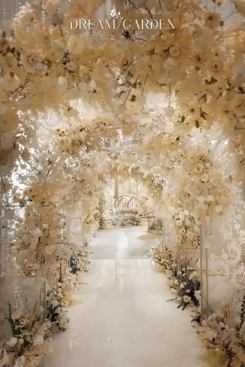 用香槟色温暖的光泽,缔造了一座流光溢彩的婚礼殿堂