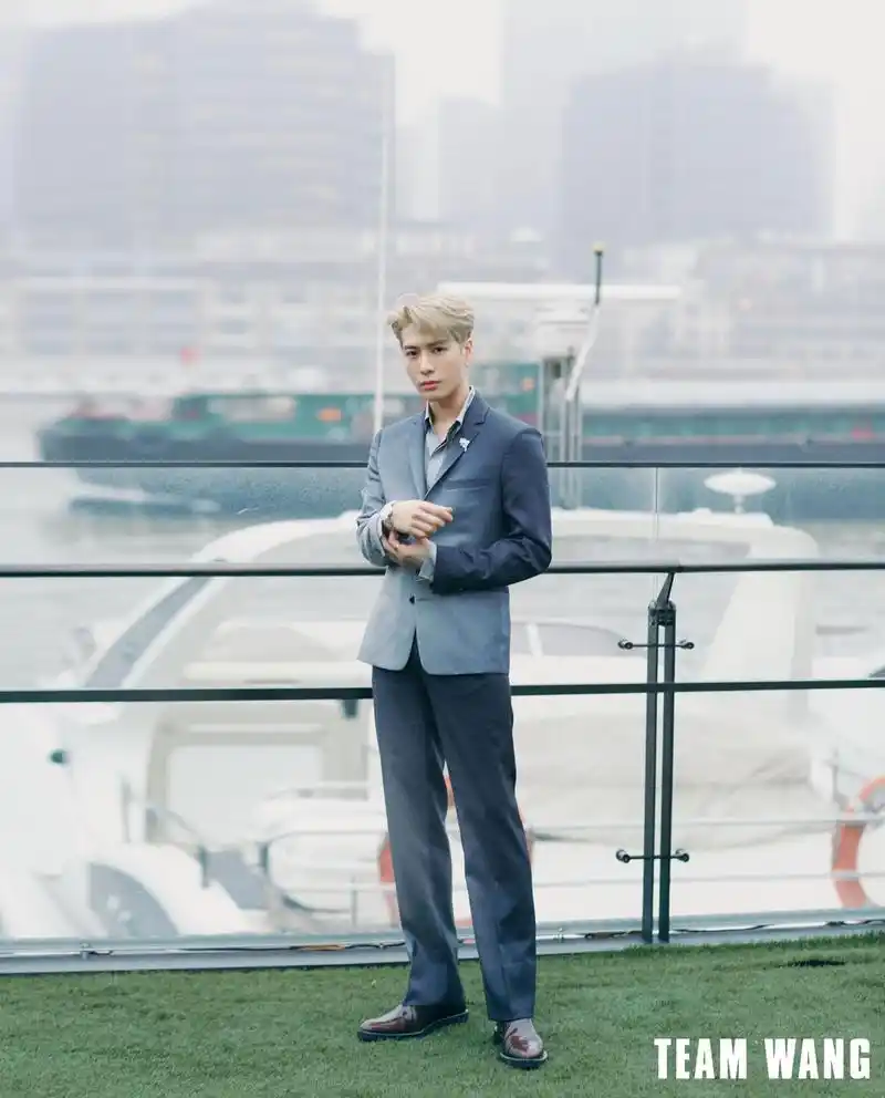 王嘉尔演绎清爽绅士渐变西装洒脱优雅