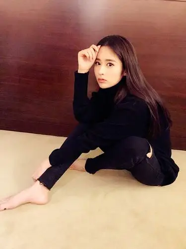 颖儿一身黑衣帅气十足 自曝吊威亚后难得坐下