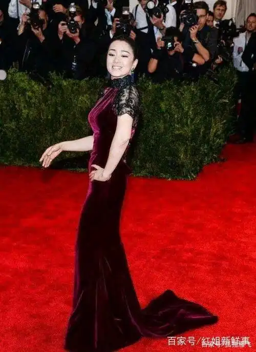 巩俐完美用旗袍演绎了东方女性的性感丰满.