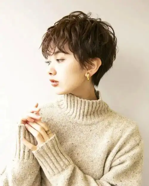 短发纹理烫,增加头部蓬松,纹理线条,时尚