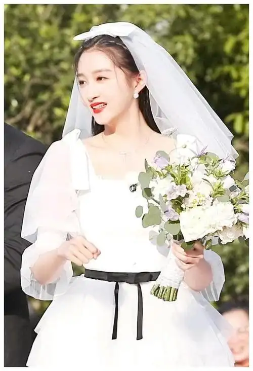 关晓彤婚纱造型,鹿晗新歌"慢慢"的多甜:好的爱情是对彼此负责