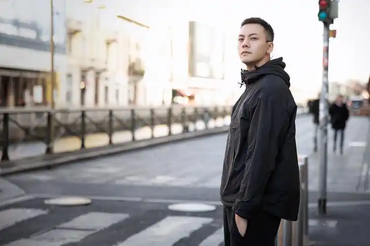 陈伟霆现身米兰街头新短寸发型帅气十足