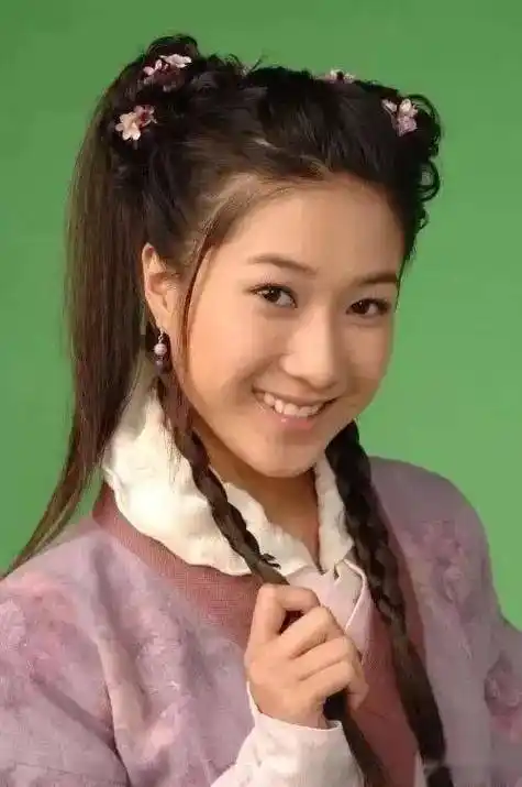 古装神剧《搜神传》,"好彩妹"这种善良冒着傻气的角色成为钟嘉欣的