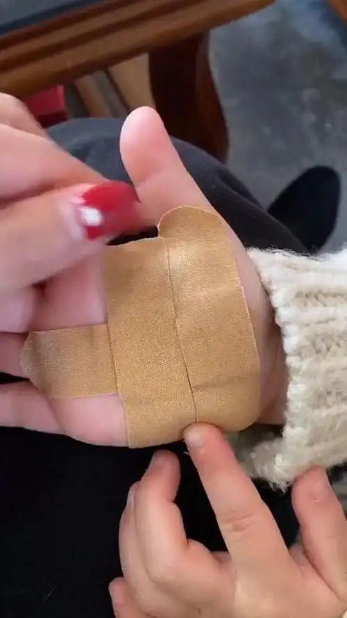 摔了一下,说破皮了自己贴了三张创可贴,打开一看啥都没有