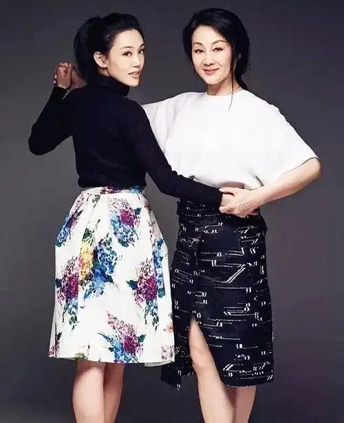 王姬商演好出彩穿蓝色衬衫配白裙好优雅和女儿同框似同龄人