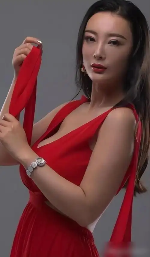 "中国乳神"王李丹妮,一夜爆红后,如今呢?