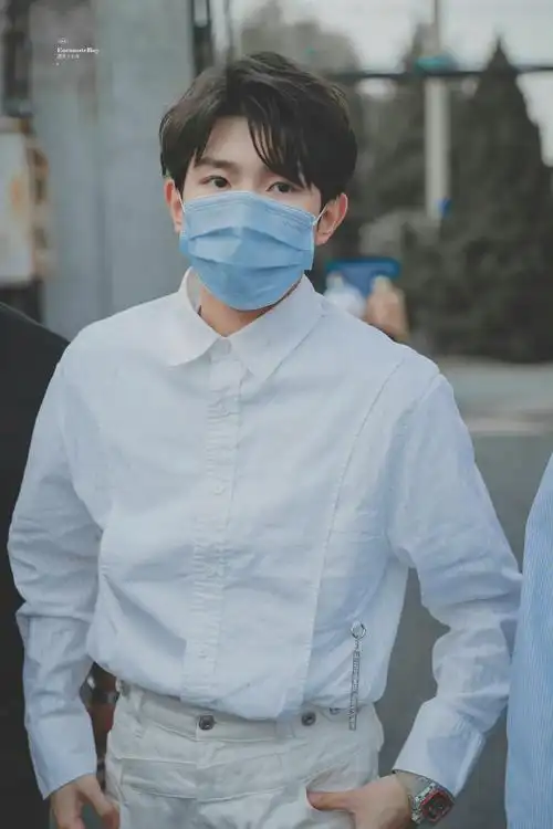 今日份新鲜的王源96 白衬衫造型清新帅气