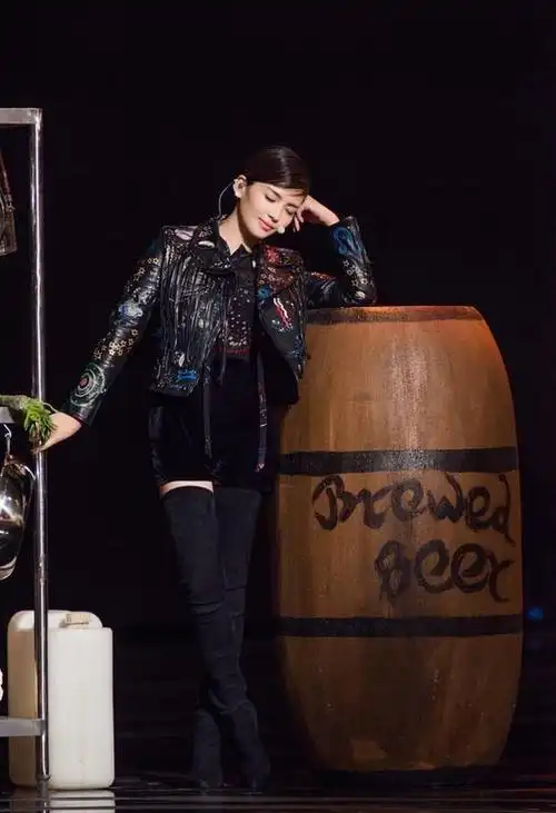 刘涛刺绣皮夹克配过膝长筒靴,帅气干练,酷劲十足.