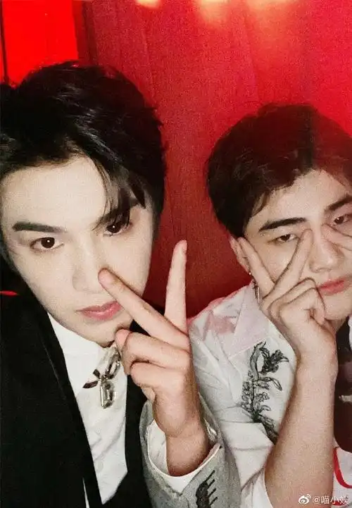 那些年,出现在合照里的黄明昊,奶萌可爱,阳光帅气,好看又迷人,慕了慕