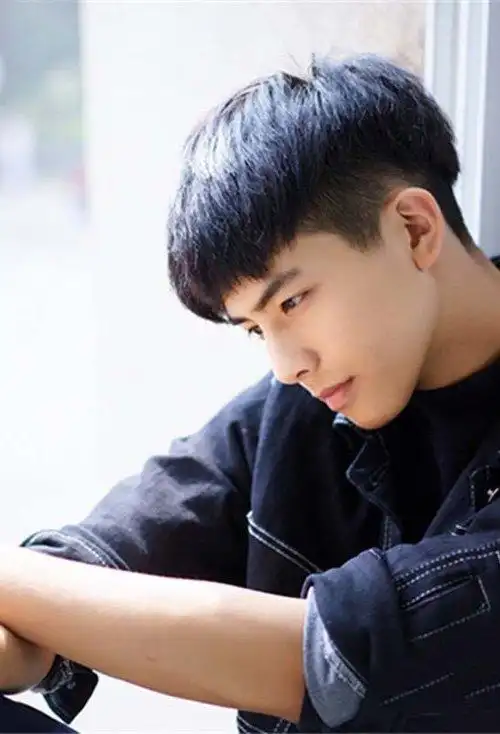 男生剃什么样发型好打理帅酷新颖短直发青春显时尚