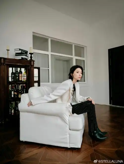 李斯丹妮超话@李斯丹妮身着白色廓形西装搭配indispensable短靴,经典