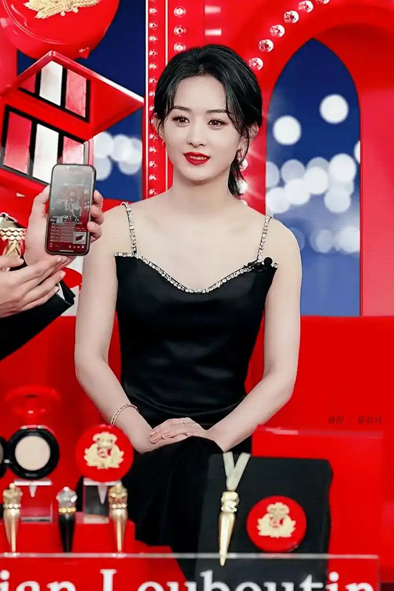 赵丽颖最新高冷照,和我的女王殿下一起,展现出耀眼的钻石光泽,颖宝既