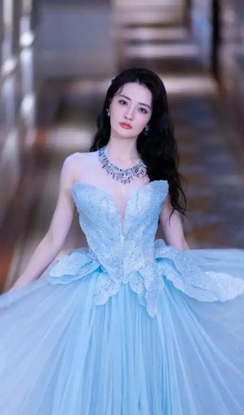 徐璐写真,一袭蓝色v领礼服秀出性感事业线,甜美不失性感