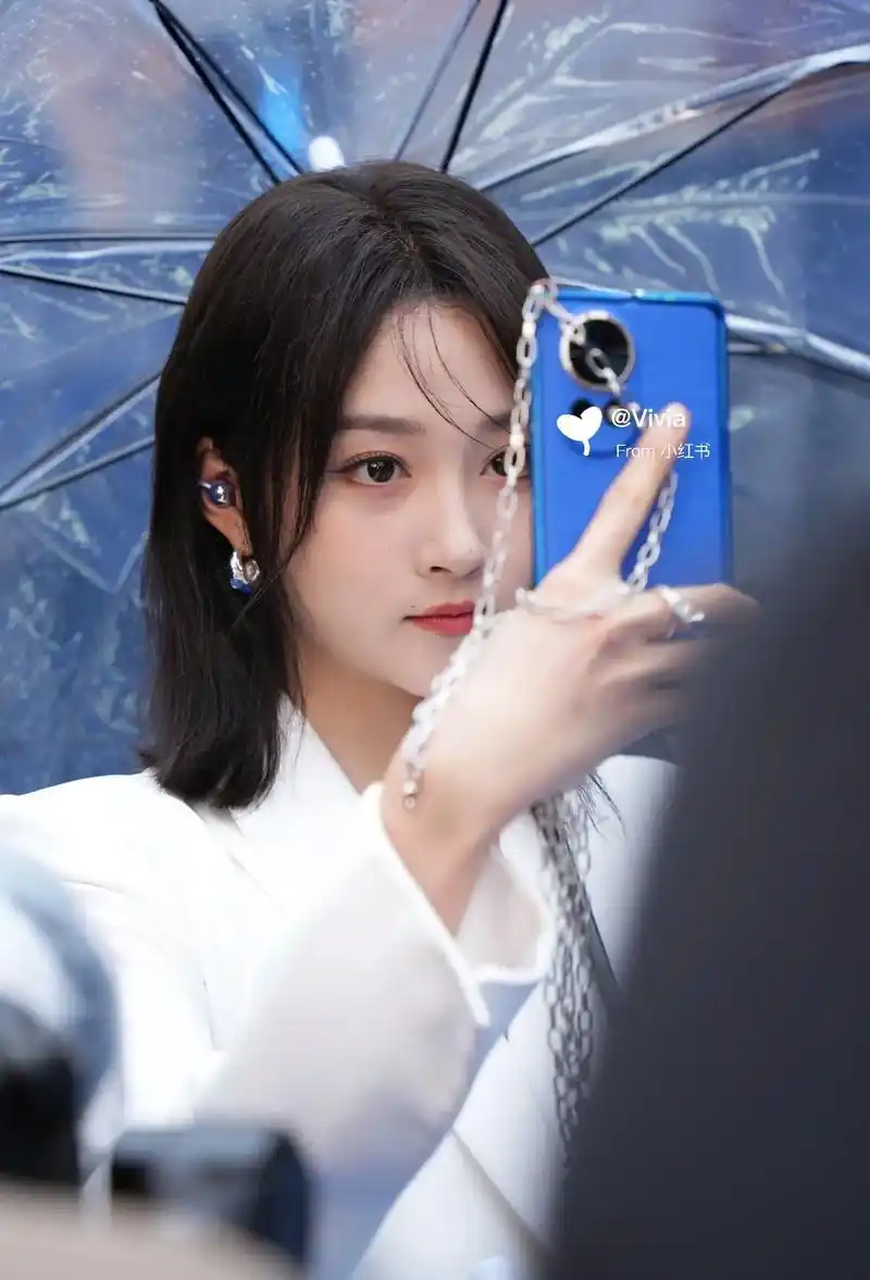 演员关晓彤今日上海线下活动生图出炉啦!短发好温柔好美啊!