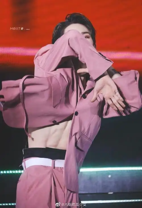 让人忍不住流口水的画面#长相清秀,从12岁开始就拥有8块腹肌的朱正