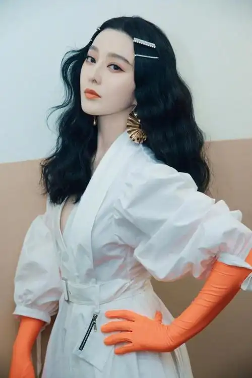 42岁范冰冰穿搭新花样,蛋卷头发型加洗碗手套,真是不可思议