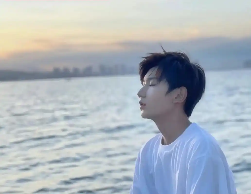 海风与你98@tfboys-王源  超有感觉的! #王源海边 - 抖音