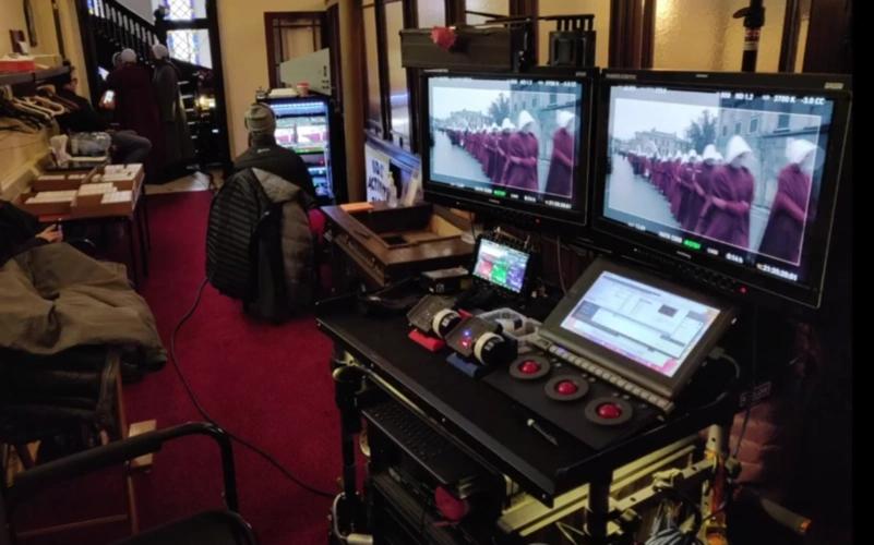 尊正dm监视器在《使女的故事》片场   图片来源: ben whaley