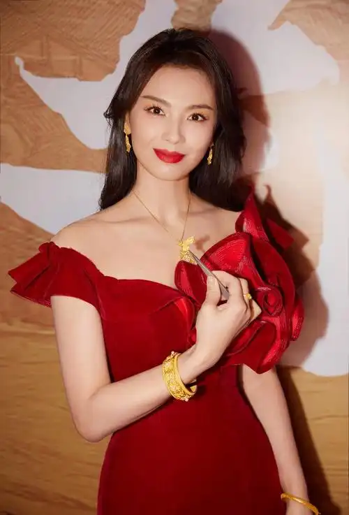 刘涛烈焰红玫瑰花裙的美丽画卷