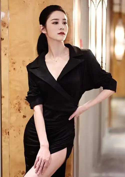 张馨月172身材美的离谱!黑色长裙直接开叉到腿根,一点不输超模