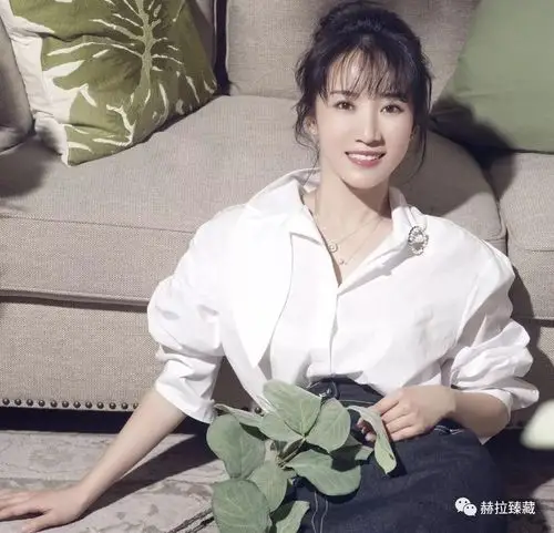 李念 佩戴【雏菊】18k金黄色蓝宝石吊坠爱是成长,无关年龄,我们都要