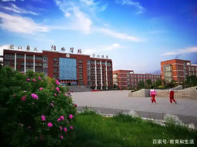 老师用黑板擦打女生手掌心,家长:孩子再有错也不至于要体罚吧