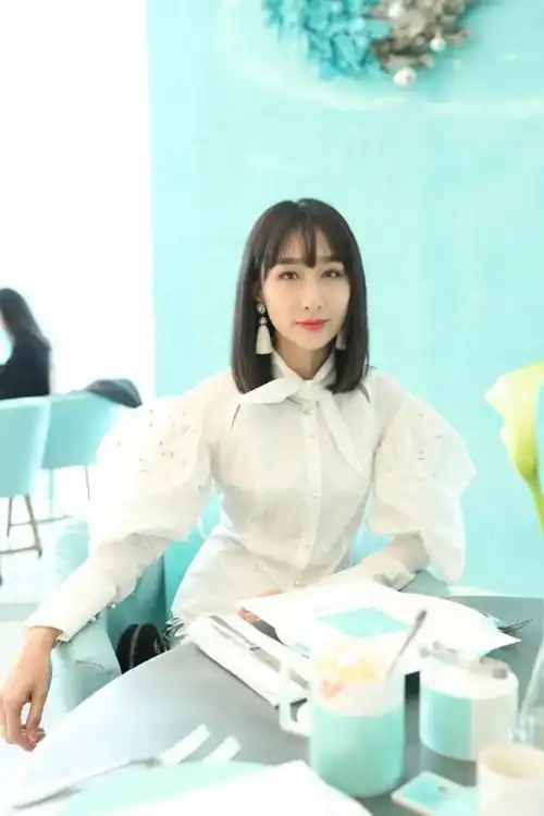 幸福的翟煦飞裸婚嫁给同班帅哥雷佳音今与女儿被老公宠爱