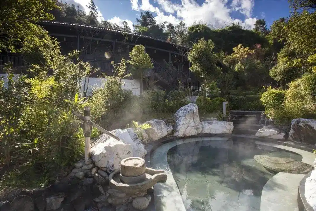 康养之旅腾冲玛御谷悦榕庄体验私汤户外温泉