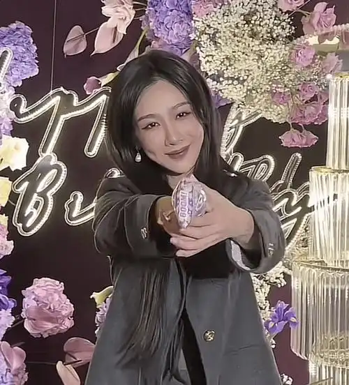 杨紫被质疑整容,晒庆生照模样大变,满脸通红,脸肿僵硬不自然