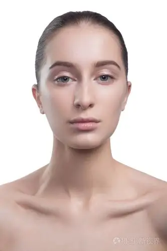 与清洁面部年轻黑发美女的画像.美容 spa 模型女孩完美新鲜清洁皮肤.