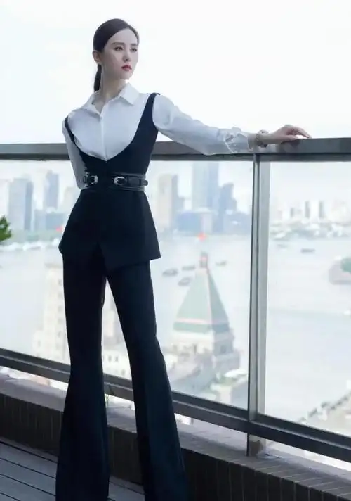 刘诗诗真不愧是辣妈,简单白衬衫穿出高级感,网友:气质太绝|腿型|穿搭