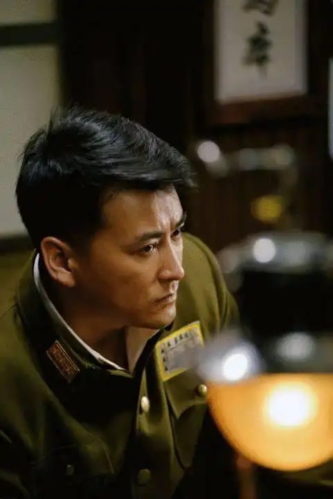 热拍刘小锋演绎"双面人生"-娱乐频道-手机搜狐刘小锋饰演的国民党军人