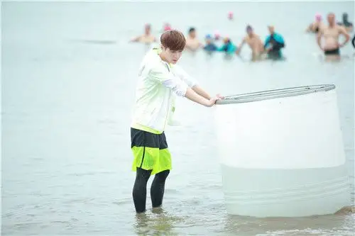 张艺兴工作室否认恋情谣言:忙于工作 没时间恋爱