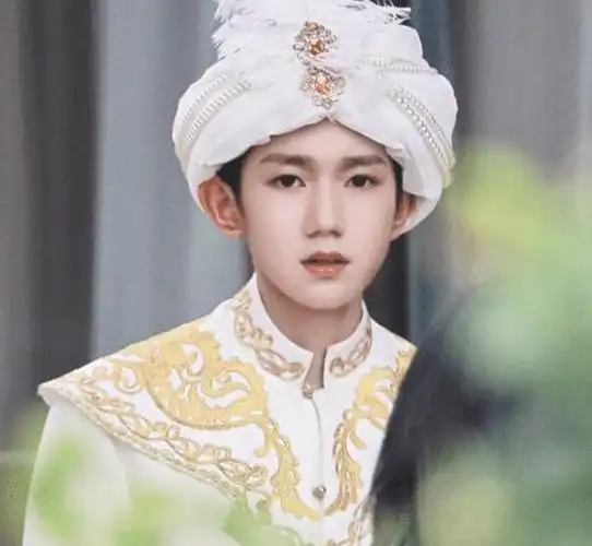 继古装贵公子路透王源阿拉丁王子装扮曝光帅到不敢认