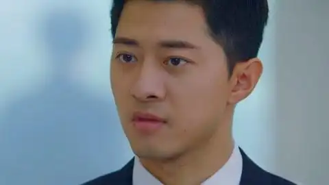 《风暴舞》时云昊回想心烦意乱 马启明看时云昊儿时照片