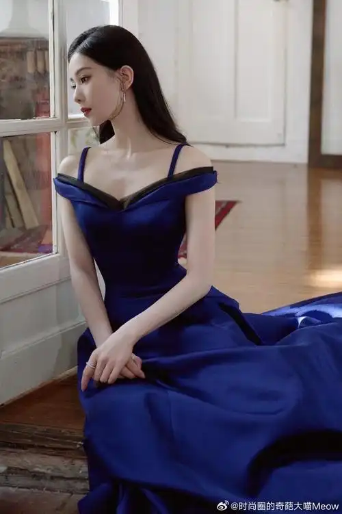 刘诗诗昨天参加活动的造型图,缎面蓝长裙配一头气质披肩长发