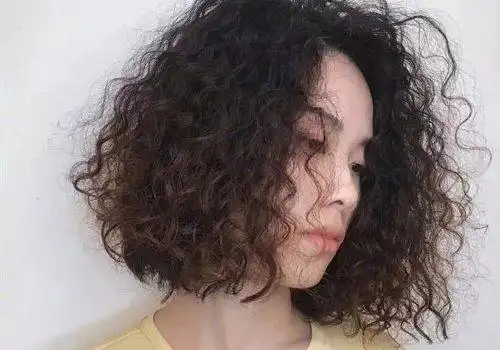 爆炸头太乱可年轻女孩有权利烫小卷短发小蛋卷做出少女最佳状态