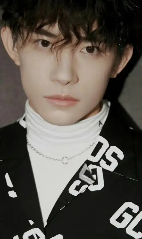 易烊千玺怼脸六宫格