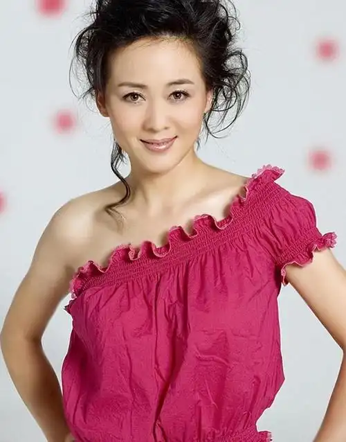 演员李琳:因前夫一耳光离婚,二婚嫁奥运冠军很幸福,51岁无子女