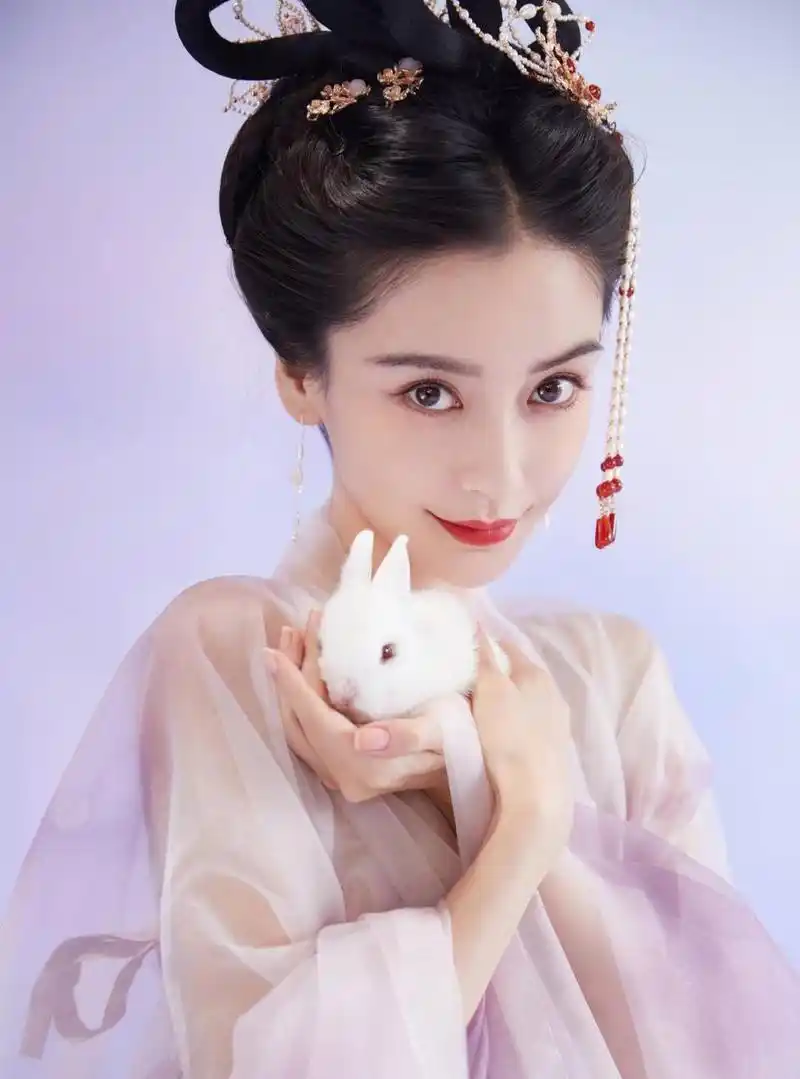 杨颖中秋嫦娥玉兔大片,紫色纱裙温婉动人仙气十足.