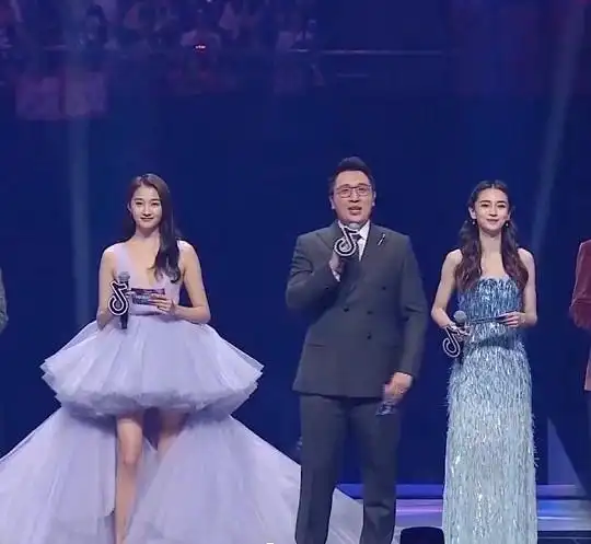 172cm关晓彤170cm杨颖撞衫当两人同框后是谁谎报身高