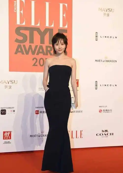 王子文气质不是吹的,穿黑色抹胸鱼尾裙亮相,5美同台气场最强大_身材