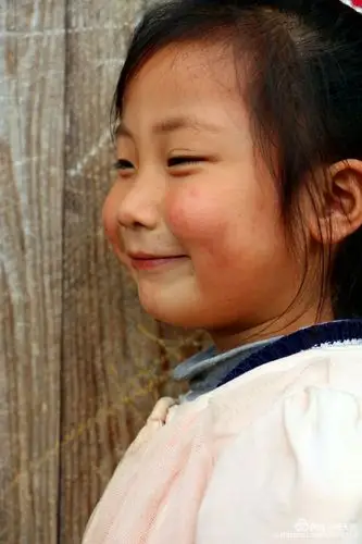 节庆,很想从像册里多找几张孩子们灿烂的笑和欢乐的玩的照片做为祝愿