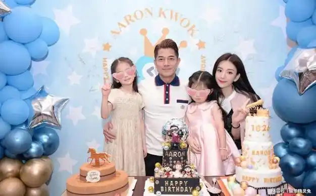 方媛晒一家四口出游照,郭富城与女儿拍大头贴,小姑娘戴墨镜超萌