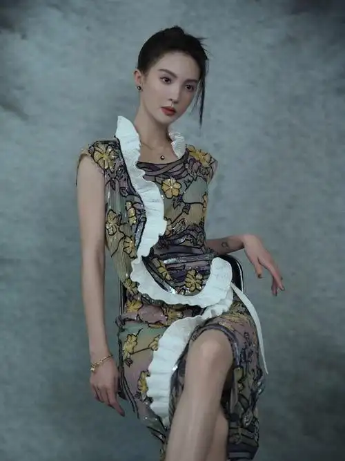 金晨穿亮片裙时尚感拉满眼神霸气似女王