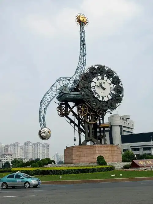 世纪钟是天津市为迎接新世纪,在天津站前广场建造的大型标识性城雕